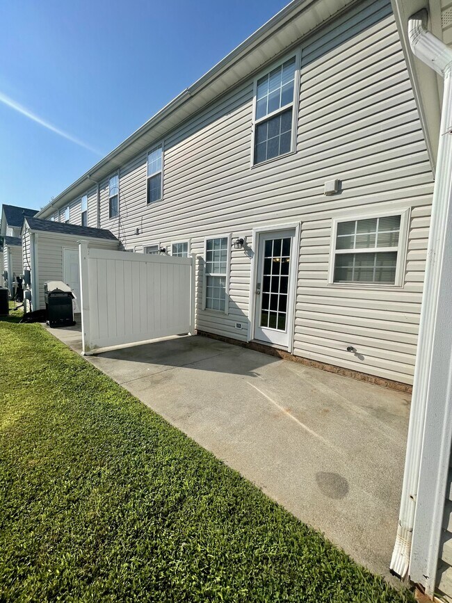 Building Photo - 1031 Middle View Dr