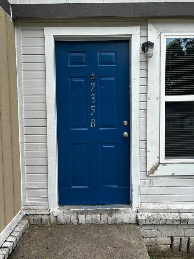 Building Photo - 4 Bedroom 2 Bath