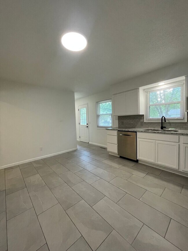 Building Photo - Great Location 3 bedroom 1 bath 1car garage