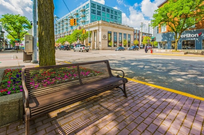 Building Photo - COMPLETELY UPDATED ROYAL OAK UNIT
