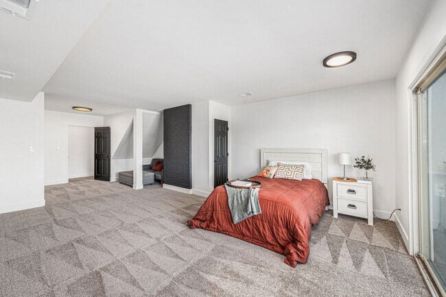 Building Photo - Renovated Lakefront 5 Bedroom Home with 2 Garages!