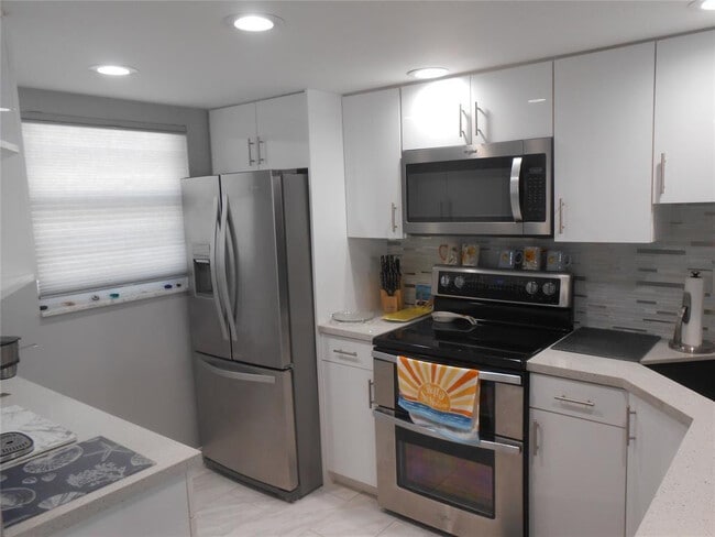 Building Photo - 4540 N Ocean Dr