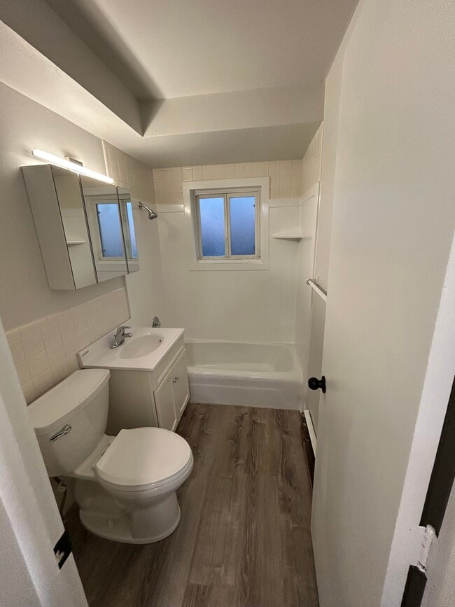 Building Photo - 1002 Main St