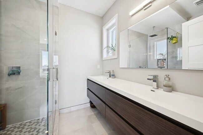 Building Photo - 306 New York Ave