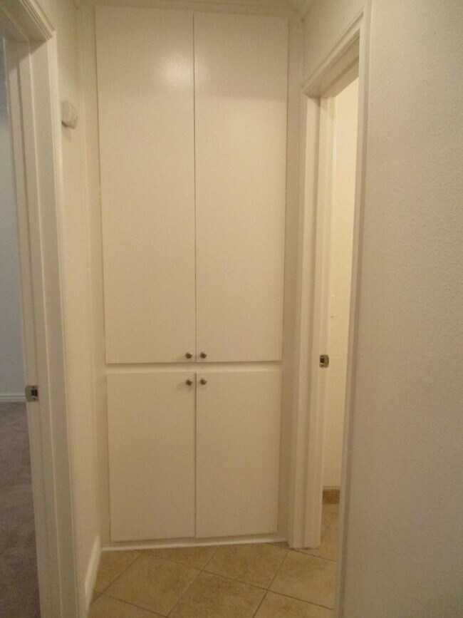 Building Photo - Must See!  Won't Last! Spacious 1 bedroom 1 bath condo