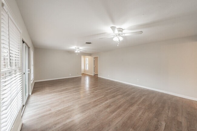 Building Photo - Prime Location in Overton West! Spacious D...