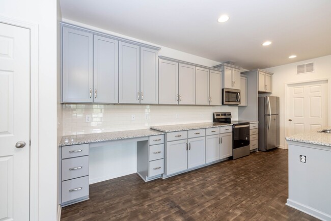 Building Photo - BEAUTIFUL 3BD 2.5 BTH Apartment home RAINT...