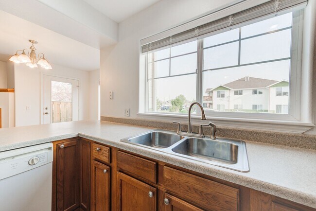 Building Photo - 3 Bed 2 Bath Unit Available in Bozeman!