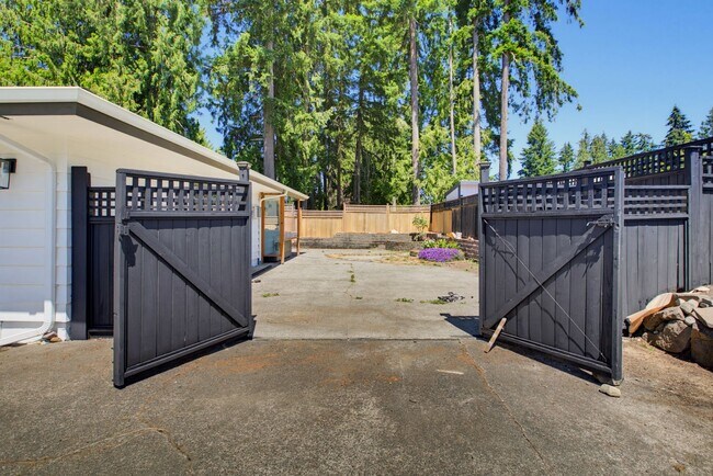 Building Photo - Renton Rambler with Huge Yard & RV/Boat Parking!