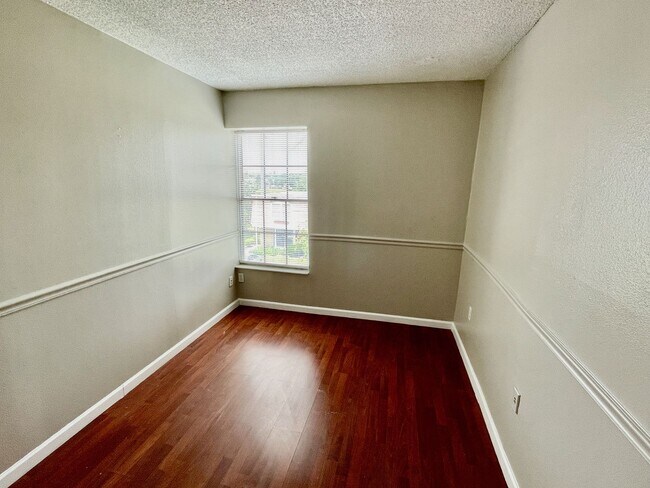Building Photo - Charming 3-Bedroom, 2.5-Bath Townhome in Village Square Condominiums