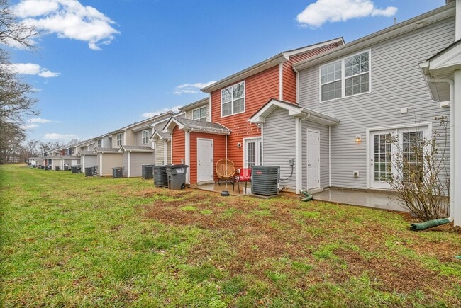 Building Photo - 2 Bedroom Condo For Rent With Community Swimming Pool!