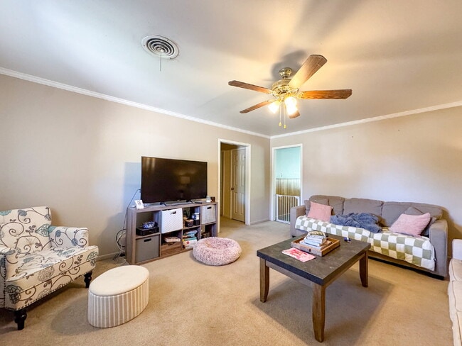 Building Photo - Easy access to 19th Street and Loop 289