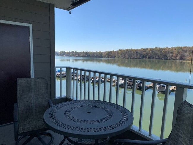 Building Photo - MOVE IN SPECIAL! 2BR/2BA WATERFRONT Condo ...