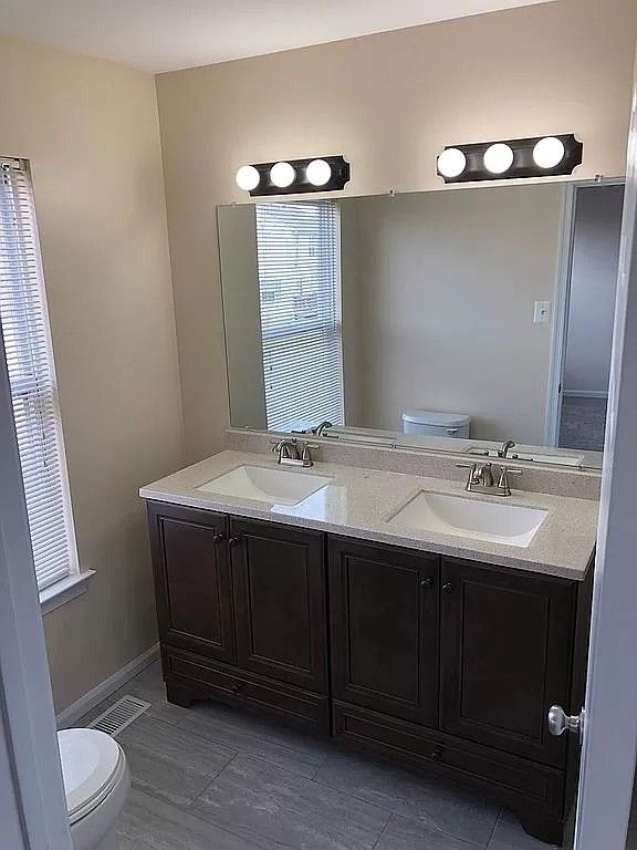 Building Photo - 4662 Louise St Claire Dr