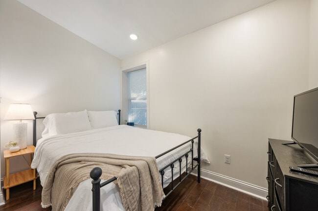 Building Photo - 951 Charles St