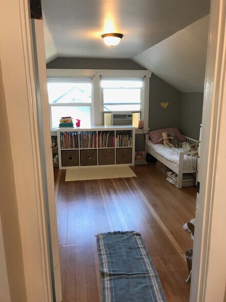 Bedroom - 906 W Howe St