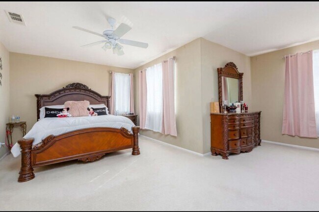 Building Photo - Spacious 5BR House in Palmdale