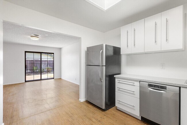 Building Photo - 1256 Rosewood Way