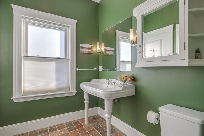 Building Photo - 41 Farragut Rd