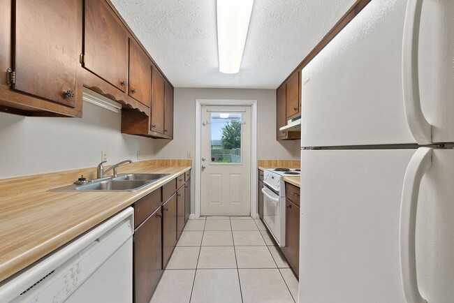Building Photo - Now available in Lynn Haven, great location