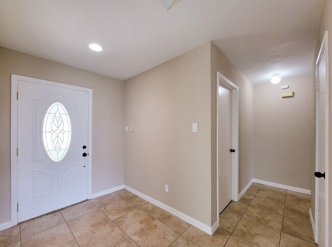 Building Photo - BEAUTIFUL 3 BEDROOM 2 BATH UPDATED HOME WI...