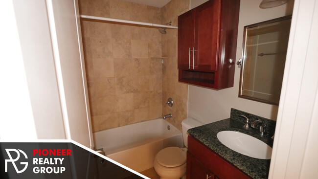 Building Photo - 625 W Wrightwood Ave