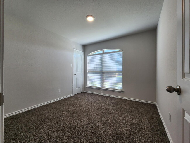 Building Photo - "Bright and Beautiful 3-Bedroom 2-Bath Hom...