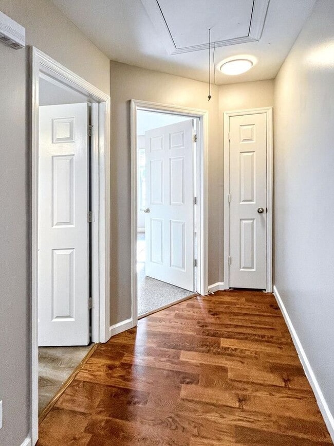 Building Photo - 3-Bedroom Home with Convenient Access to N...