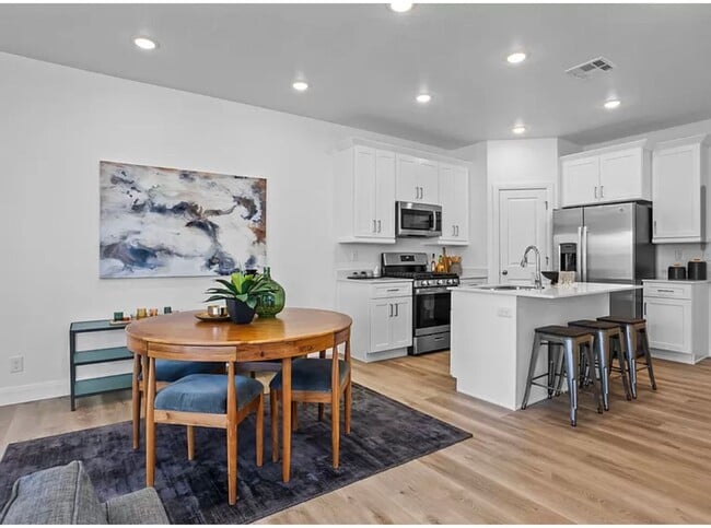 Building Photo - 3 Bedroom Desert Color Townhome!!