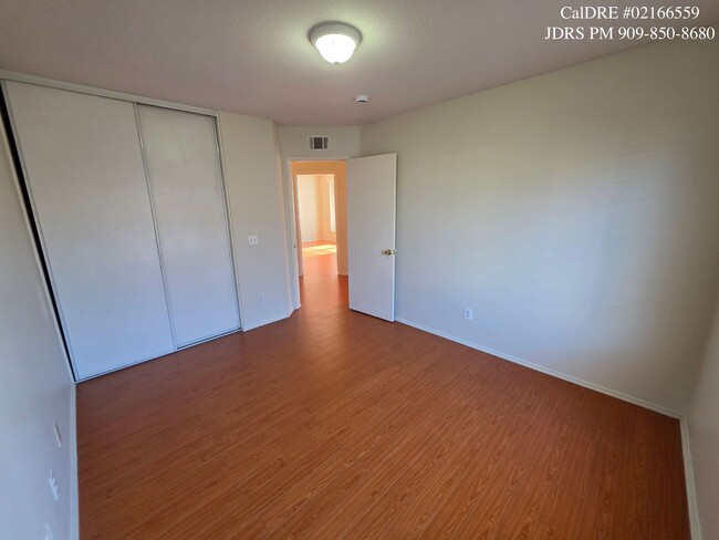 Building Photo - Ontario 3 Bedroom Condo