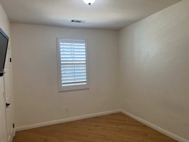 Building Photo - 5210 Village Green Ln