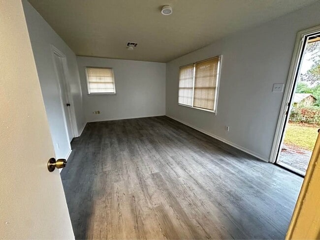 Building Photo - For Rent – 3 Bedroom / 1 Bath Home