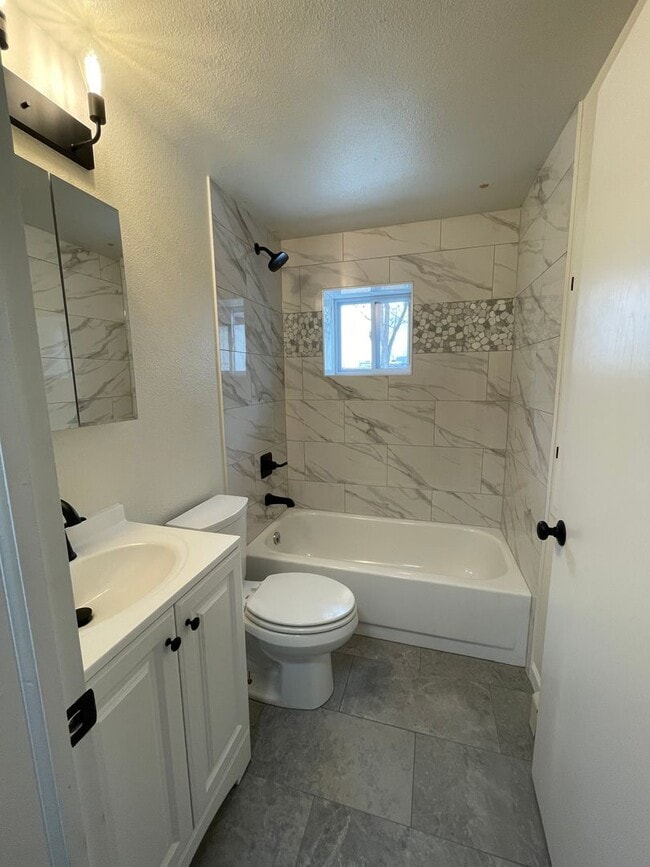 Building Photo - STUDENTS WELCOME! Spacious 3-Bedroom / 1-Bath Duplex w/ Fenced Backyard