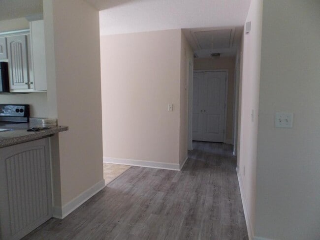 Building Photo - 305 Sterling Ct