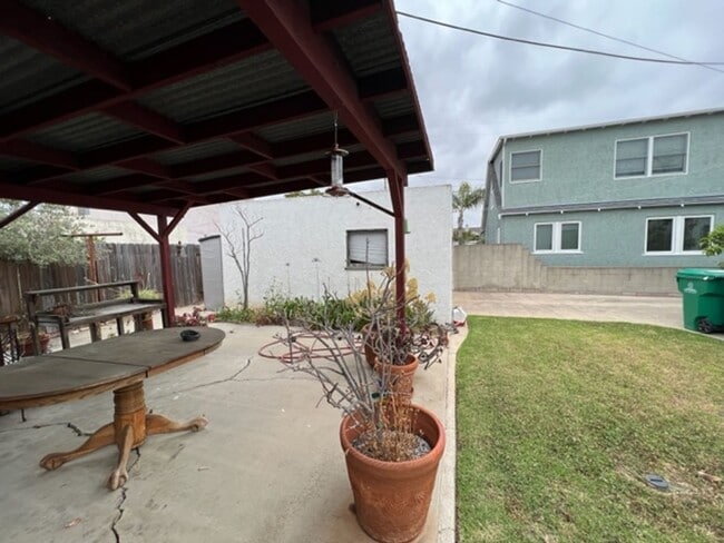 Building Photo - 2 Bedroom-1 Bathroom Single Story Home in ...