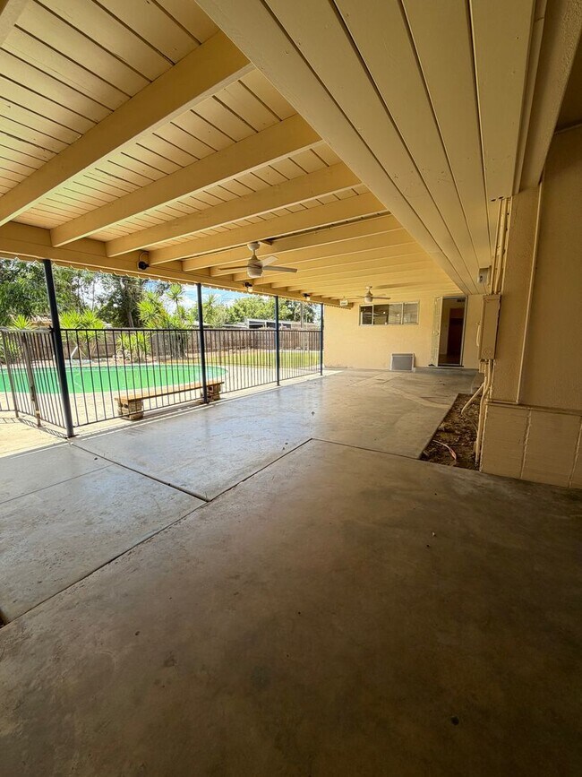 Building Photo - Large 3/3 Single-Family Home With Giant Yard