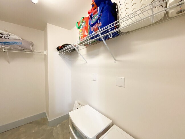Building Photo - Lofts Oasis #105 - Pet Friendly!