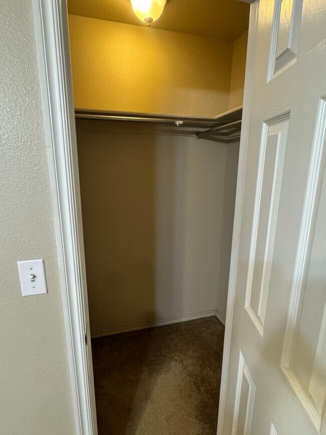 Building Photo - 2917 Creekside Dr