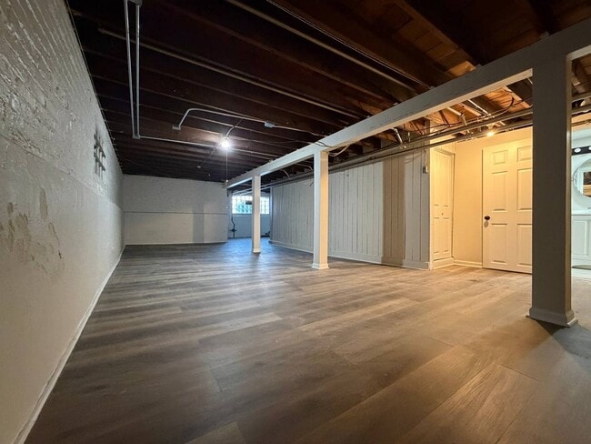 Building Photo - Spacious 5BR/2BA Home with Basement & Off-Street Parking