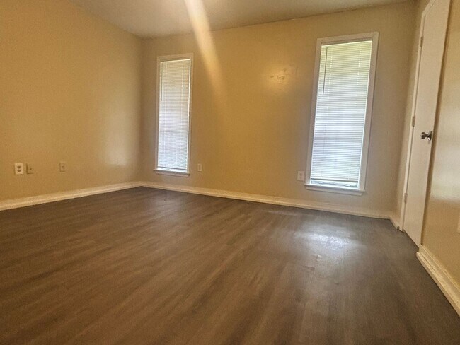 Building Photo - 2452 Oak Grove Ln