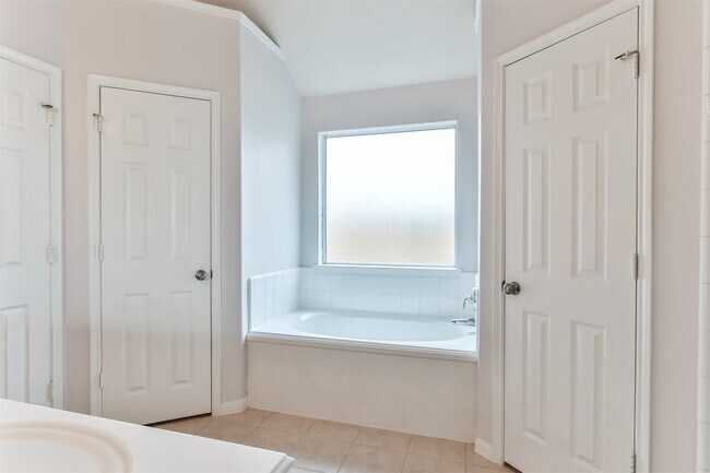 Building Photo - 14603 Whispering Cypress Dr