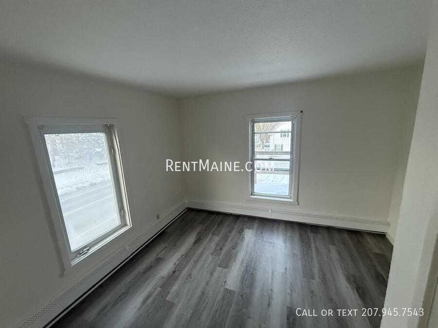 Building Photo - 104 Main St