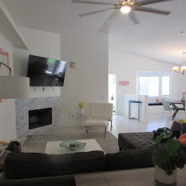 Building Photo - 51240 Avenida Velasco