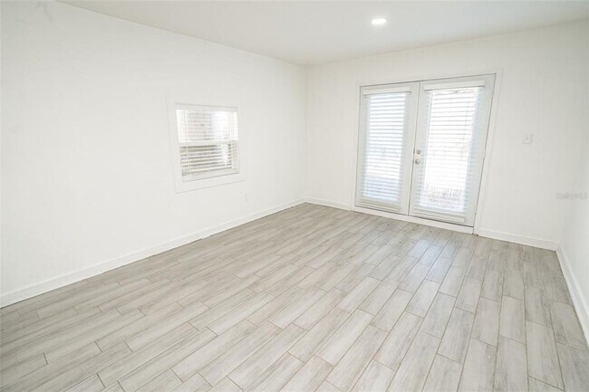 Building Photo - 1007 E 32nd Ave