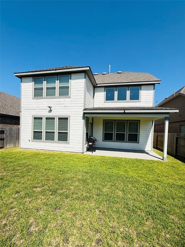 Building Photo - 15826 Dove Holw Dr