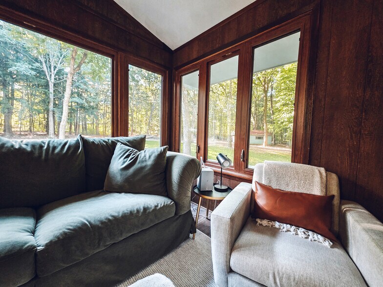 Building Photo - 1008 W Singing Woods Rd