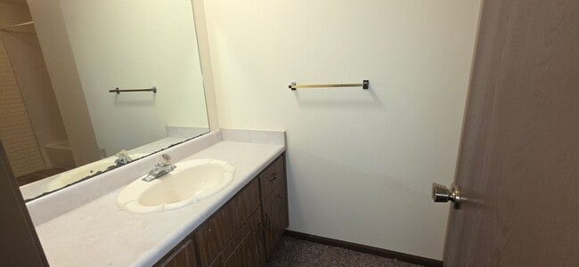 Building Photo - 3 Bedroom 2 Bath with Garage! South by Bat...