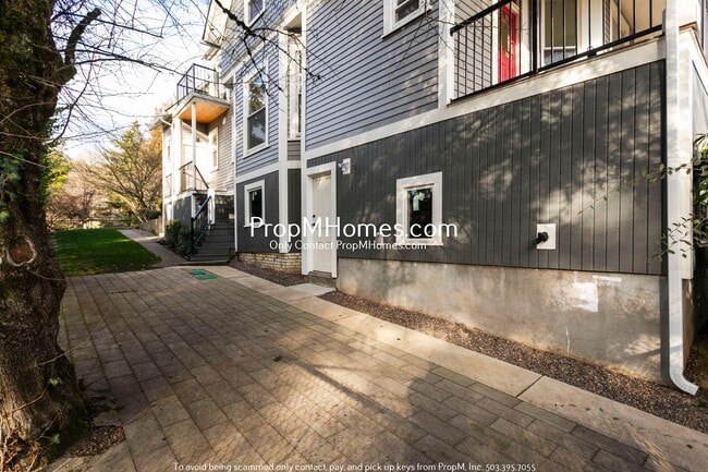 Building Photo - Updated Lair Hill Victorian with Willamette River & Mt Hood Views!