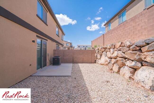 Building Photo - Modern Townhome in Desirable Hurricane Hei...