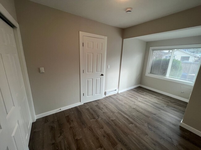 Building Photo - Beautiful Updated 2 Bedroom Rambler in Tac...